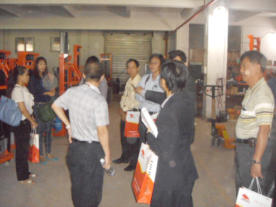 考察團(tuán)正就牛力公司產(chǎn)品進(jìn)行熱情的討論