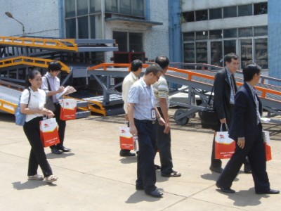 考察團(tuán)對(duì)牛力登車(chē)橋產(chǎn)品流連忘返