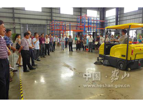 向省、市領(lǐng)導(dǎo)展示操作牛力電動掃地車