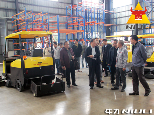 展示牛力電動(dòng)掃地車S21產(chǎn)品