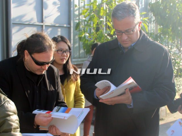 西班牙吉胡埃洛市長仔細閱讀牛力產(chǎn)品畫冊