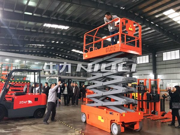 自行走高空作業(yè)平臺(tái)