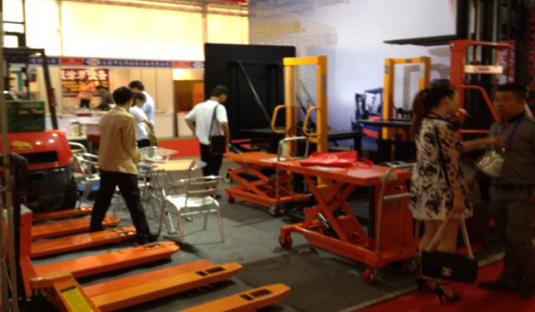 牛力參展產(chǎn)品：手動(dòng)搬運(yùn)車、內(nèi)燃叉車等